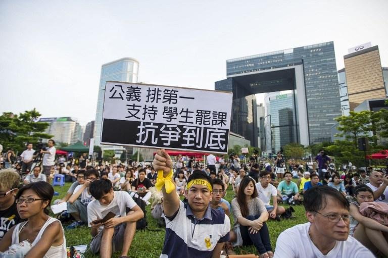 Estudantes protestam diante da sede do governo de Hong Kong