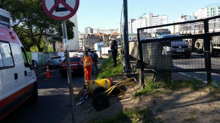Taxi tombou no viaduto da Concei&ccedil;&atilde;o