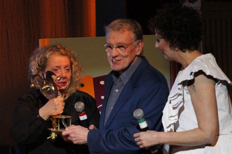 Irion Nolasco recebe o pr&ecirc;mio de Melhor Diretor de Carlota Albuquerque e Jezebel de Carli