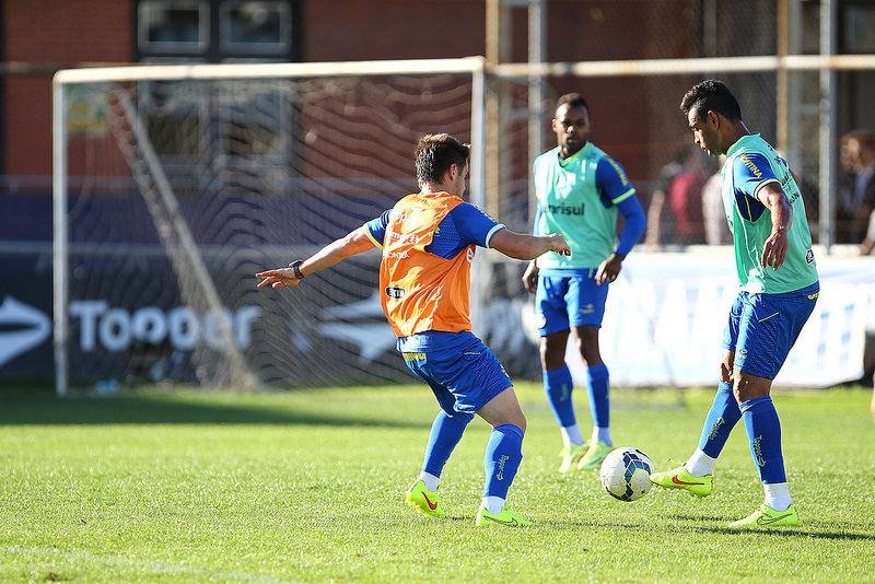 Werley (D) disputa com Bressan a vaga do suspenso Geromel