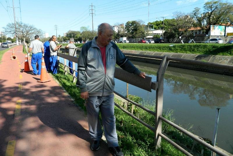 Aposentado H&eacute;lio Ara&uacute;jo mostra local do ataque de v&acirc;ndalos