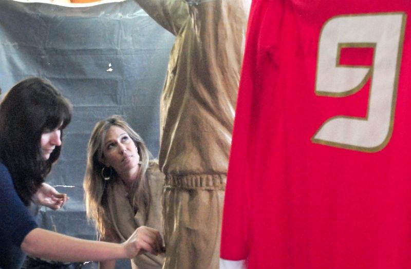 Fernanda Costa observa a confec&ccedil;&atilde;o da est&aacute;tua de Fernand&atilde;o