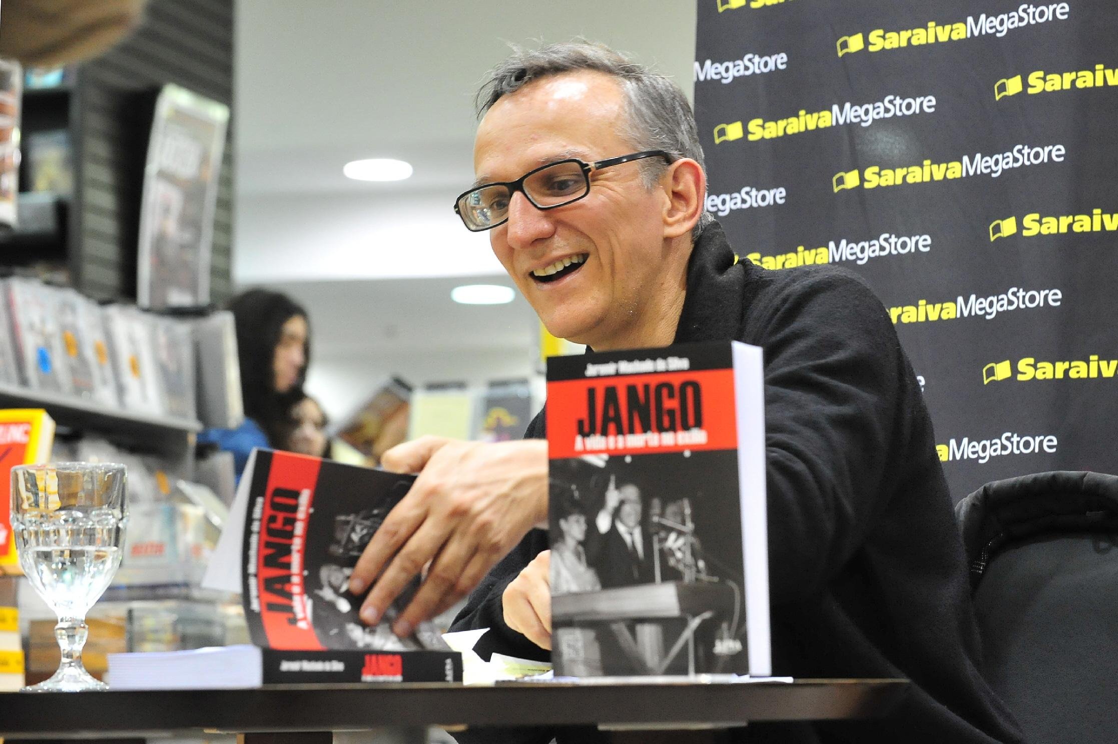 Livro teve aut&oacute;grafos em julho de 2013 e j&aacute; conquistou o Pr&ecirc;mio Bras&iacute;lia de Literatura