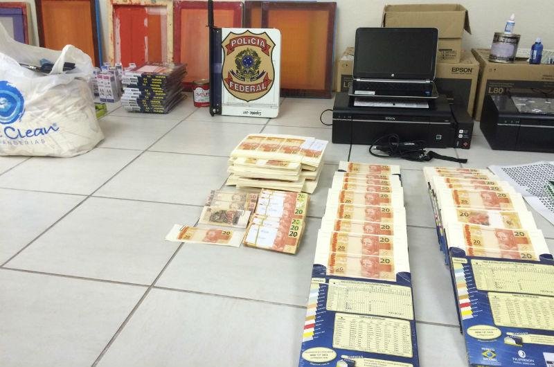 Foram apreendidas telas de serigrafia utilizadas para impress&atilde;o da marca-d&acute;&aacute;gua