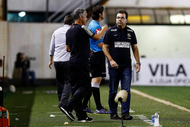 Enderson admitiu que Santos sofre com sal&aacute;rios atrasados
