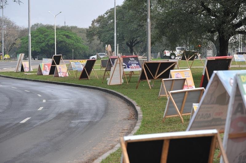 TRE j&aacute; recolheu cerca de 40 mil cavaletes em Porto Alegre