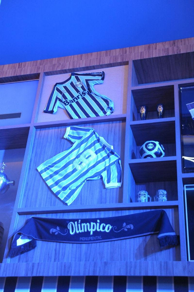 Mural com camisas do Gr&ecirc;mio na Hamburgueria