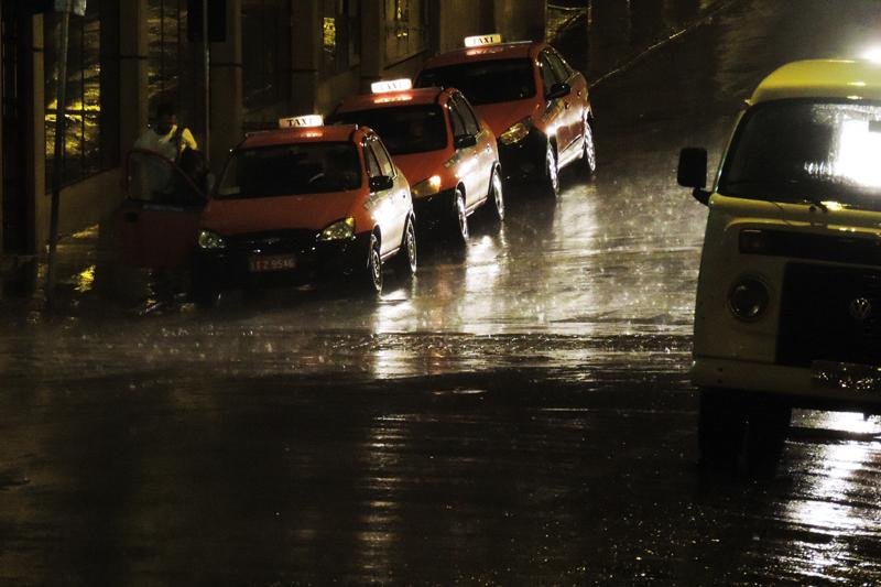 Chuva ocorre na magrudaga e in&iacute;cio do dia