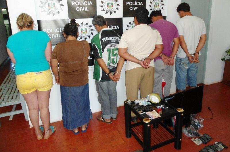 Foi apreendida tamb&eacute;m uma arma , muni&ccedil;&otilde;es, celulares, 43 pedras de crack e cerca de 50 gramas de coca&iacute;na