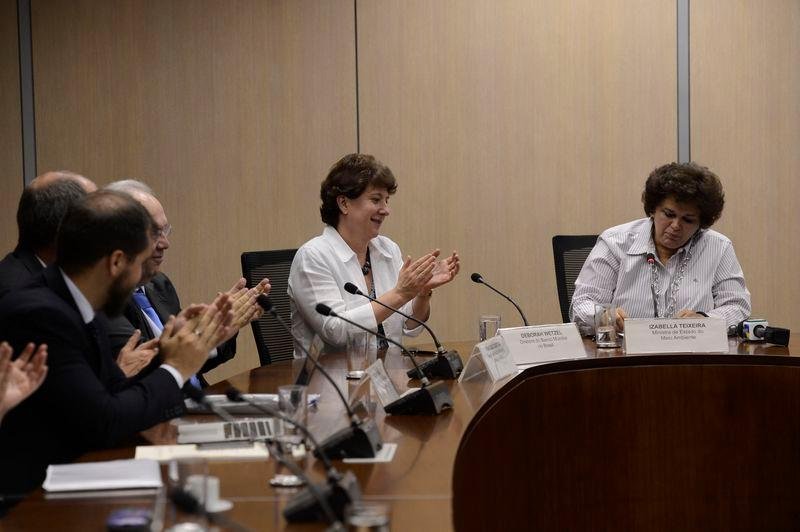 Diretora do Banco Mundial para o Brasil, Deborah Wetzel, e a ministra do Meio Ambiente, Izabella Teixeira, na assinatura de acordo 