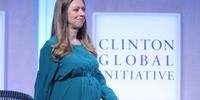 Filha do casal, Chelsea Clinton anunciou o nascimento da primeira filha neste sábado 