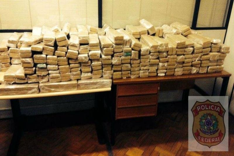 Droga estava escondida em um fundo falso dentro de um ve&iacute;culo utilit&aacute;rio usado pelo casal