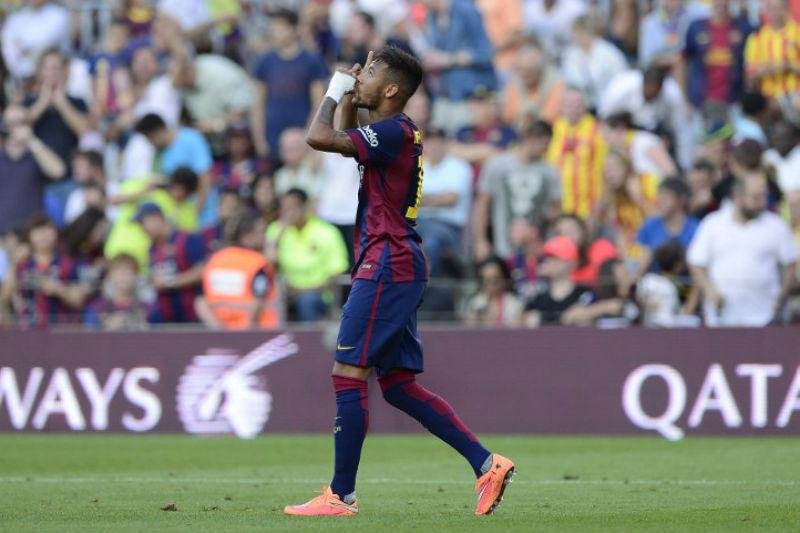 Neymar marca tr&ecirc;s e Barcelona goleia o Granada