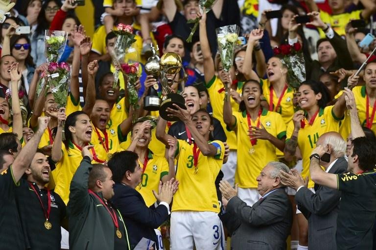 Brasileiras erguem o tr&oacute;feu da Copa Am&eacute;rica, o sexto da sele&ccedil;&atilde;o