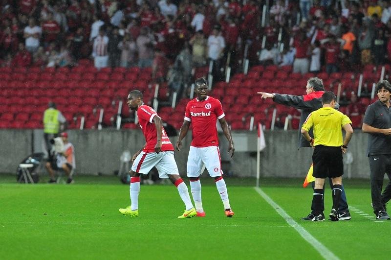 Bola a&eacute;rea da defesa colorada voltou a falhar e interrompeu s&eacute;rie de jogos sem levar gols