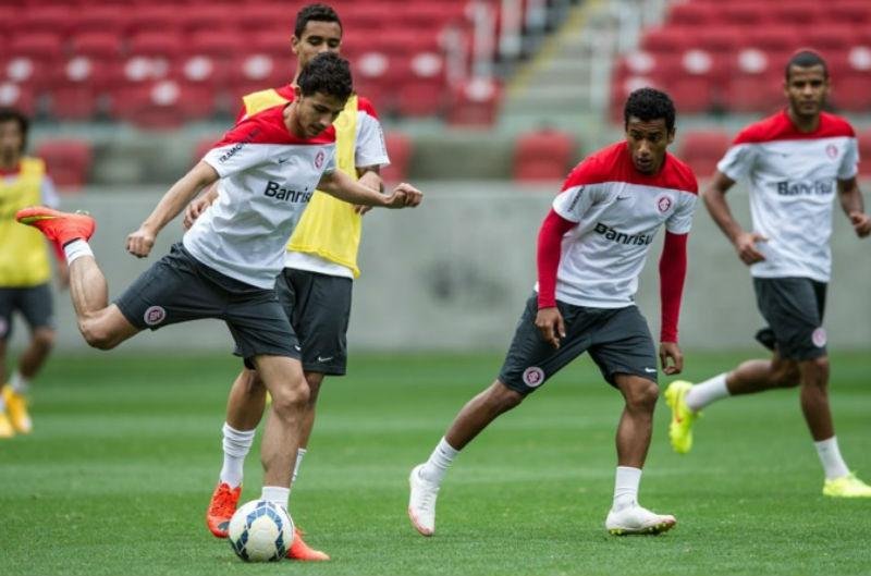 Nilmar viajou para Catar para tentar libera&ccedil;&atilde;o