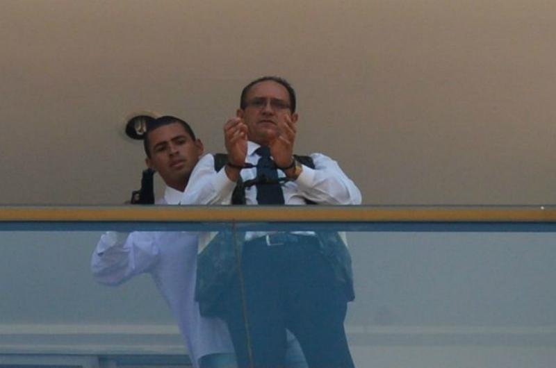 Criminoso est&aacute; armado com uma pistola