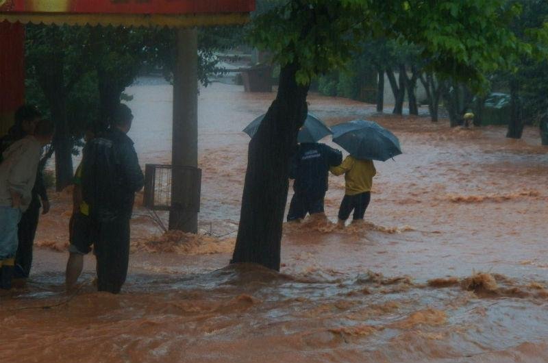 Chuva alaga casas e ruas em Santa Rosa