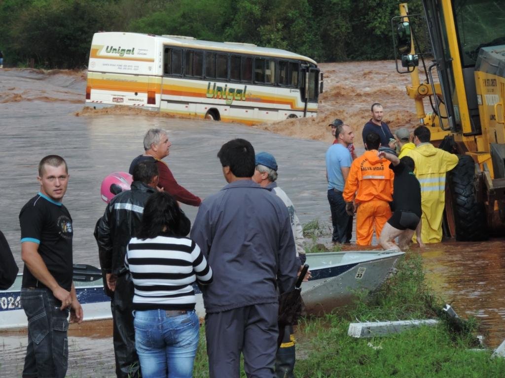 Tr&ecirc;s passageiros precisaram ser socorridos por uma patrola da prefeitura