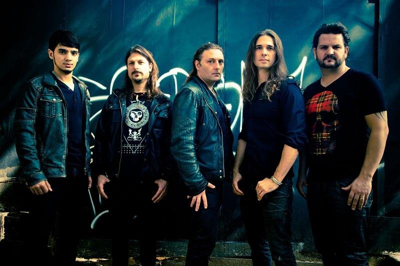 Angra demora, mas faz bom show no Opini&atilde;o