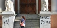 Dupla é presa ao pichar prédio da prefeitura de Porto Alegre