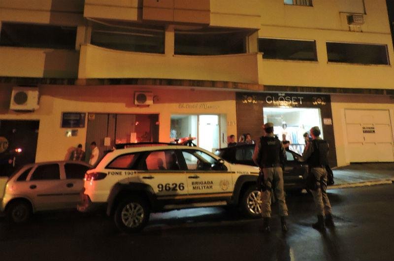 Durante o c&aacute;rcere, a v&iacute;tima foi amea&ccedil;ada de morte pelo homem, caso a Brigada Militar (BM) entrasse no apartamento