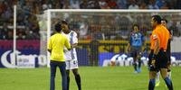 Tietado em campo, Ronaldinho marca golaço, mas sai derrotado no México
