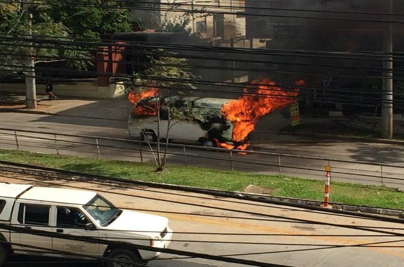 Kombi pegou fogo na avenida Carlos Gomes