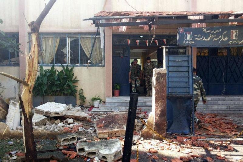 Em Homs, homem-bomba deixou explosivos em um ponto de uma escola e se explodiu em outro