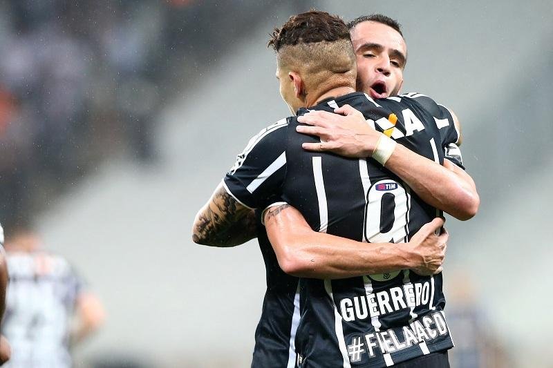 Guerrero, de cabe&ccedil;a, marcou o primeiro gol do Corinthians