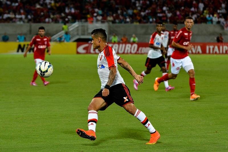 &Eacute;verton iniciou a jogada do gol carioca contra o Am&eacute;rica-RN