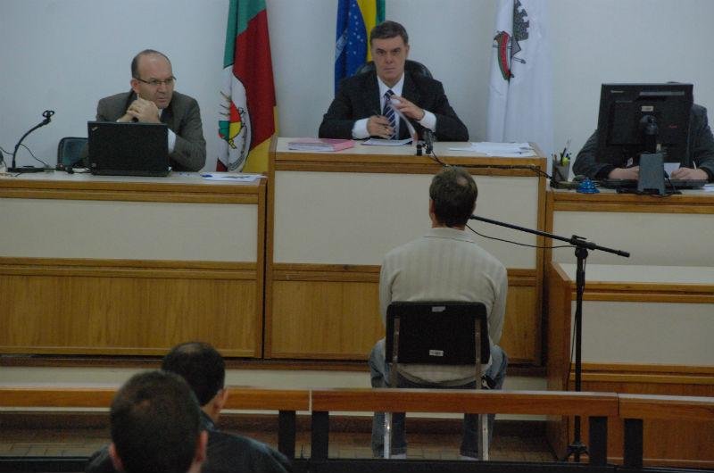 Defesa indica cinco pessoas, mas apenas uma dep&otilde;e em processo da Kiss