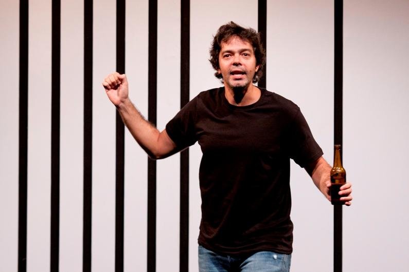 Ator estreia em seu primeiro mon&oacute;logo