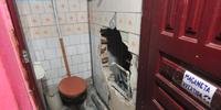 Bandidos quebraram parede do banheiro de um bar para ter acesso ao cofre