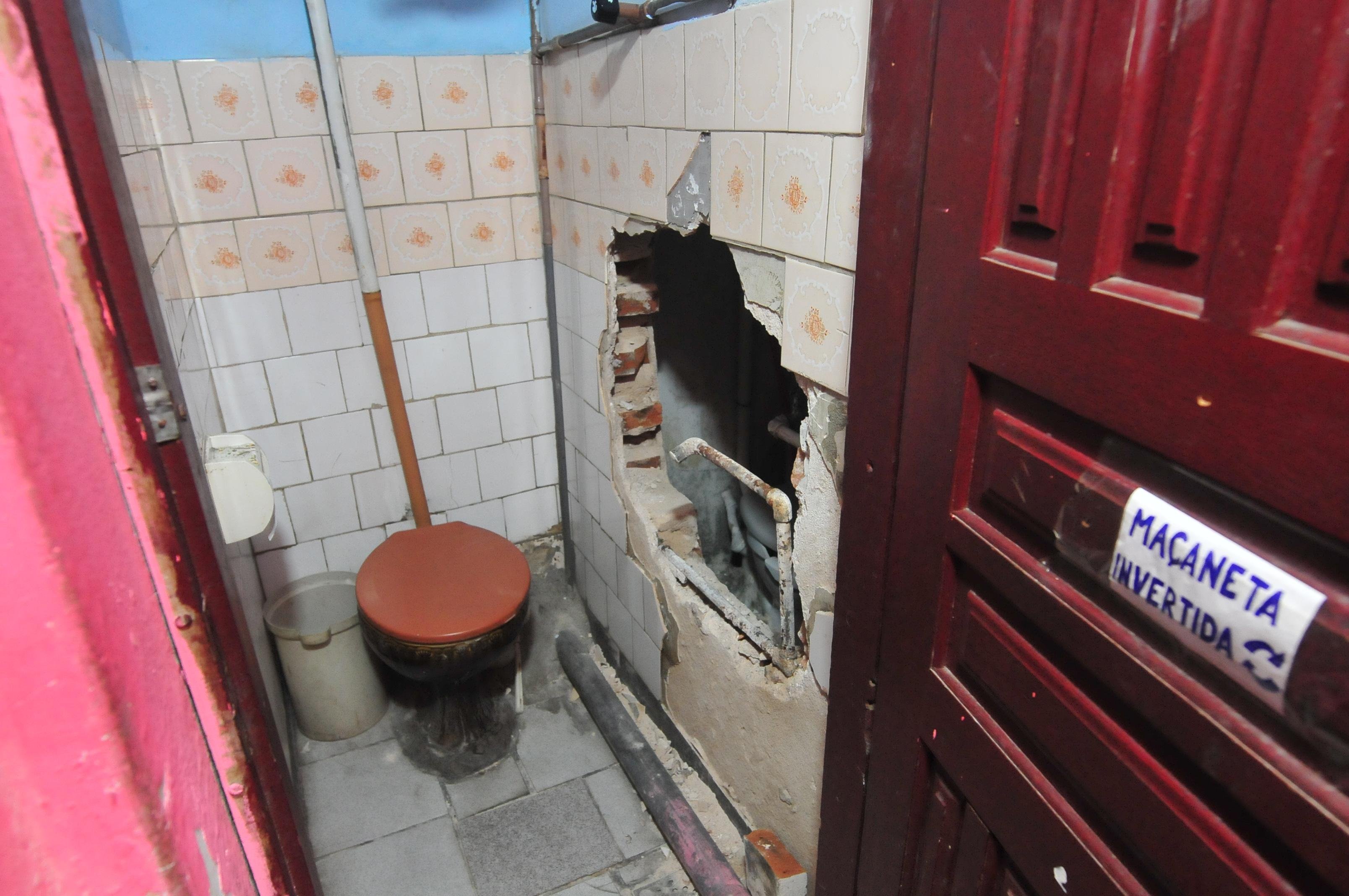 Bandidos quebraram parede do banheiro de um bar para ter acesso ao cofre
