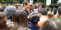 Eduardo Jorge faz selfie com eleitores jovens no centro de São Paulo