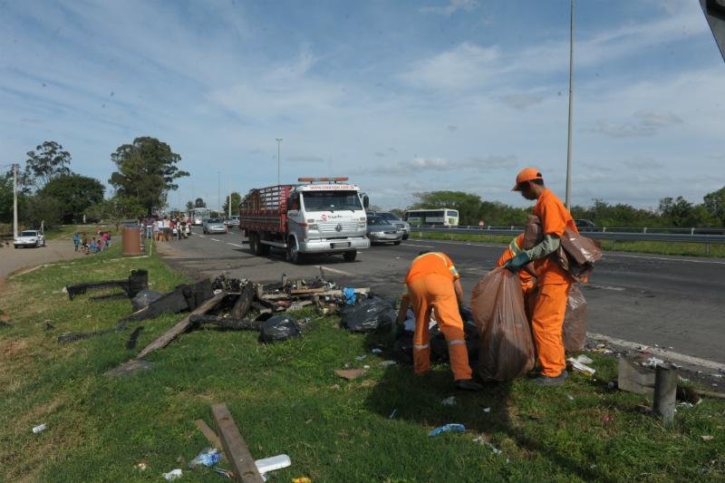 Moradores das ilhas bloqueiam faixa da BR 290 em protesto