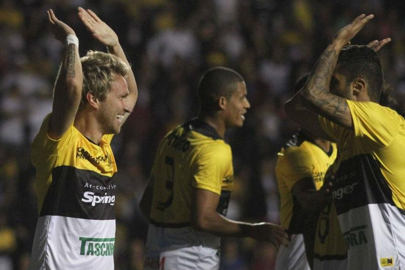Souza marca dois e Crici&uacute;ma bate Atl&eacute;tico-MG no Heriberto H&uuml;lse