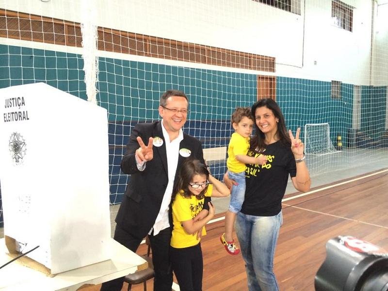Beto Albuquerque vota na zona Sul