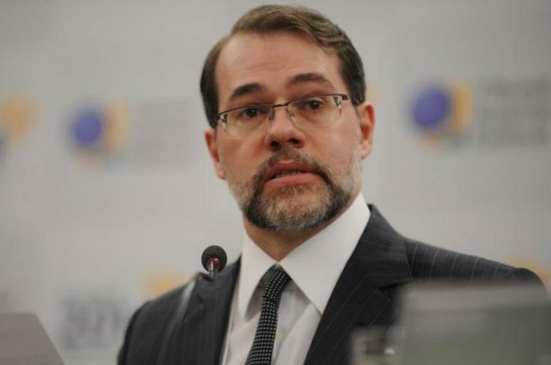 Ministro disse que troca de urnas est&aacute; dentro da m&eacute;dia de elei&ccedil;&otilde;es anteriores
