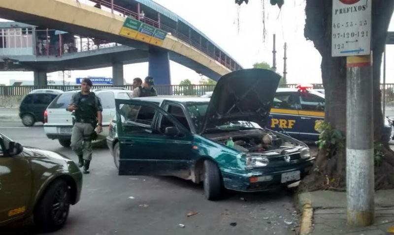 Carro do trio bateu em uma &aacute;rvore em Canoas