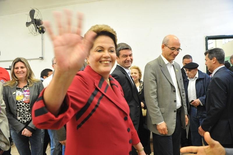 Presidente e candidata &agrave; reelei&ccedil;&atilde;o falou em coletiva sobre a torcida dos investidores por A&eacute;cio Neves 