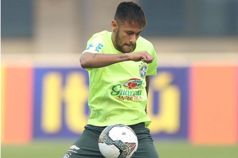 Para Gil, Neymar &eacute; mais completo que o Messi 