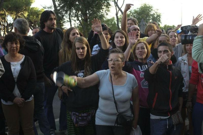 Ativistas protestaram contra decis&atilde;o de sacrificar o c&atilde;o
