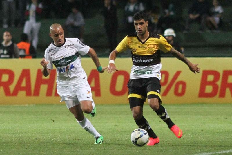 Coritiba supera Crici&uacute;ma por 1 a 0 e sai da lanterna do Brasileir&atilde;o