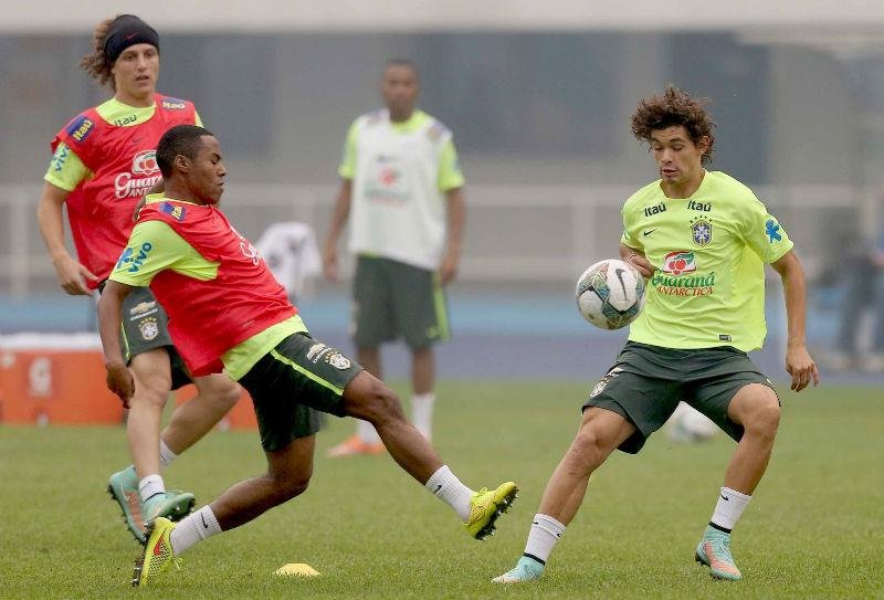 Dunga escala Elias entre titulares para duelo contra Argentina 
