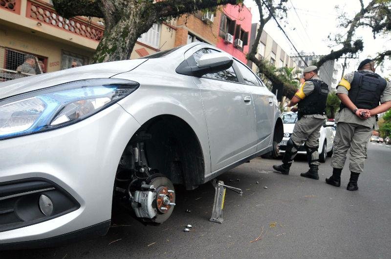 Quatro rodas de carro s&atilde;o furtadas em Porto Alegre