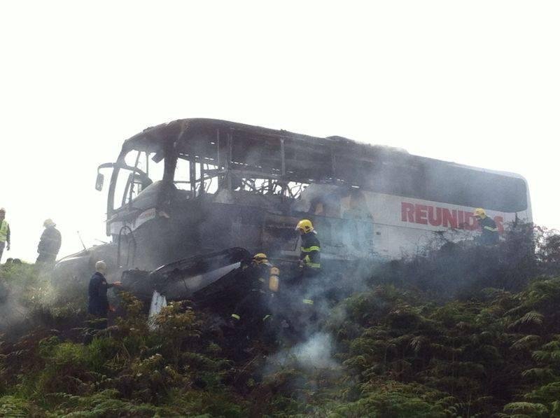Carro e &ocirc;nibus bateram de frente