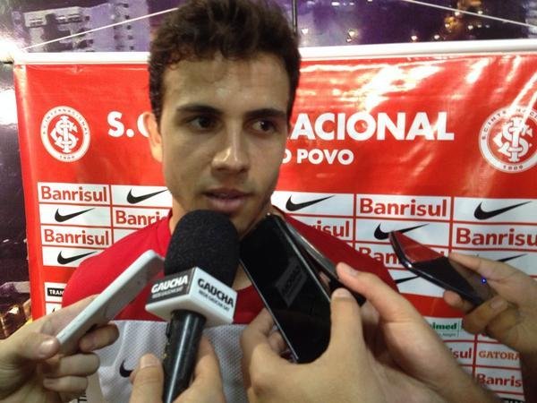 Atacante dever&aacute; entrar no decorrer da partida