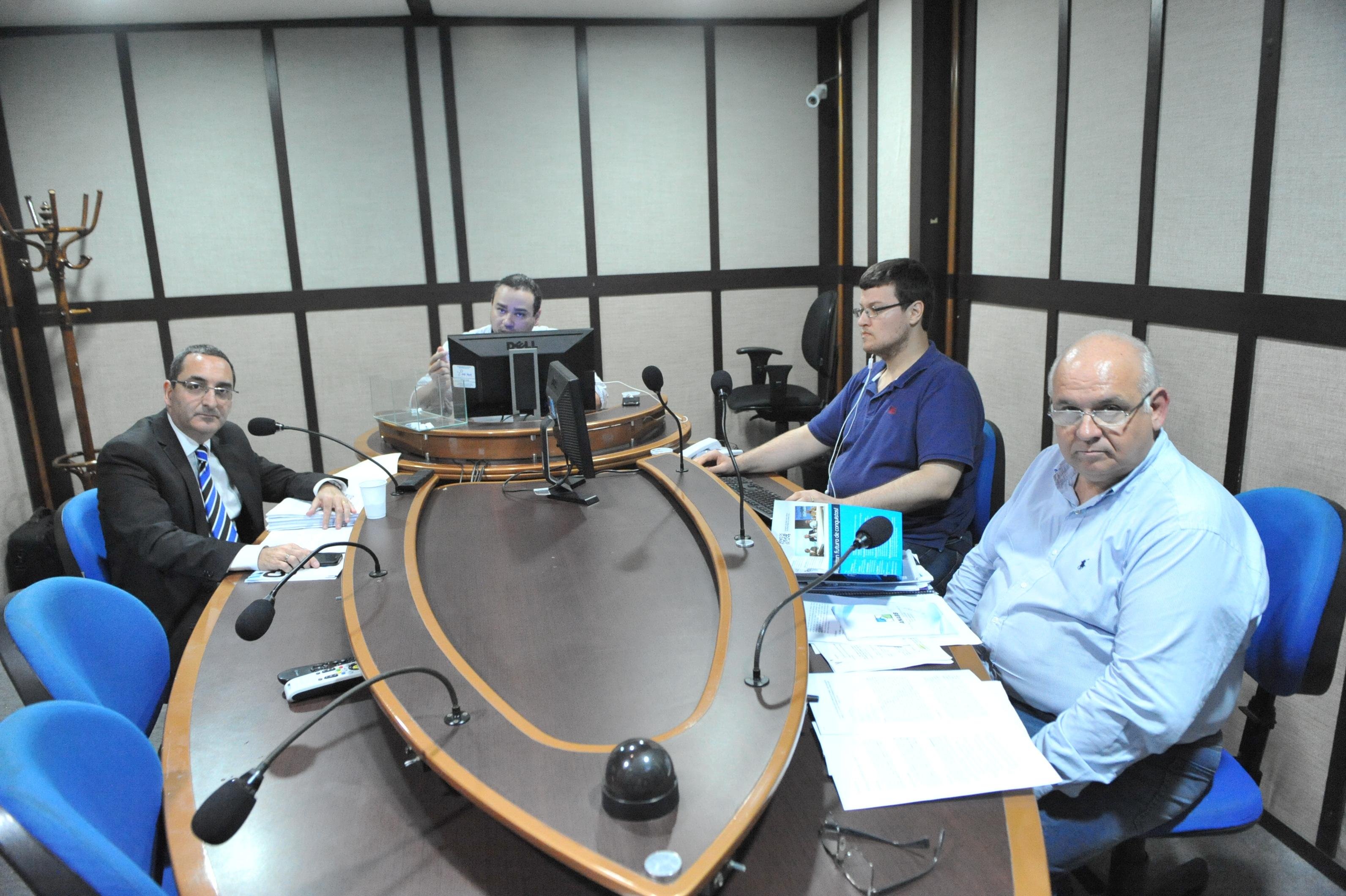 Candidatos no est&uacute;dio da R&aacute;dio Gua&iacute;ba